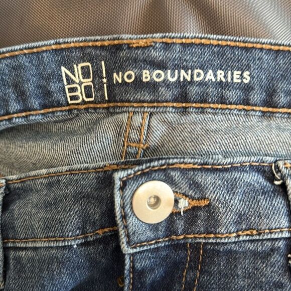 No Boundaries Juniors' Destructed Mom Jeans Size 15 - Picture 4 of 5